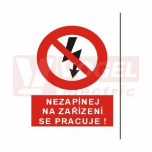 Tabulka zákazová "Nezapínej na zařízení se pracuje!" (černý tisk, červený podklad), symbol s textem (4103) A5