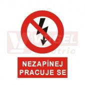 Samolepka zákazová "Nezapínej pracuje se!" (černý tisk,červený podklad), symbol s textem (4102) A4