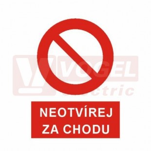 Tabulka zákazová "Neotvírej za chodu !" (bílý tisk, červený podklad), symbol s textem (5399E) A4